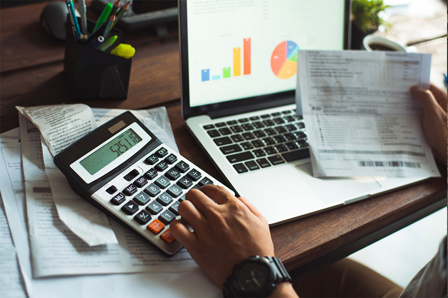 homme avec une calculette estimant des coûts