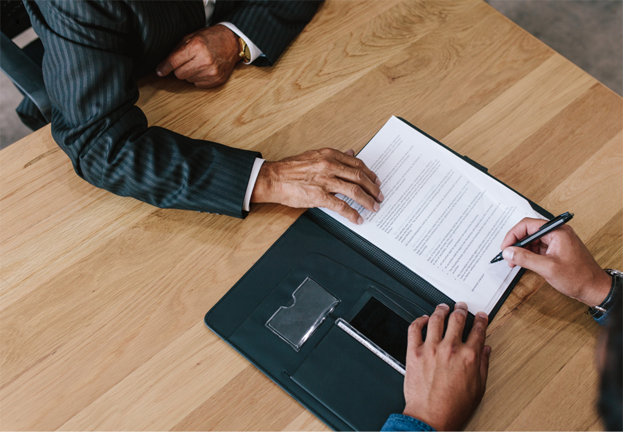 signature de contrat entre deux hommes