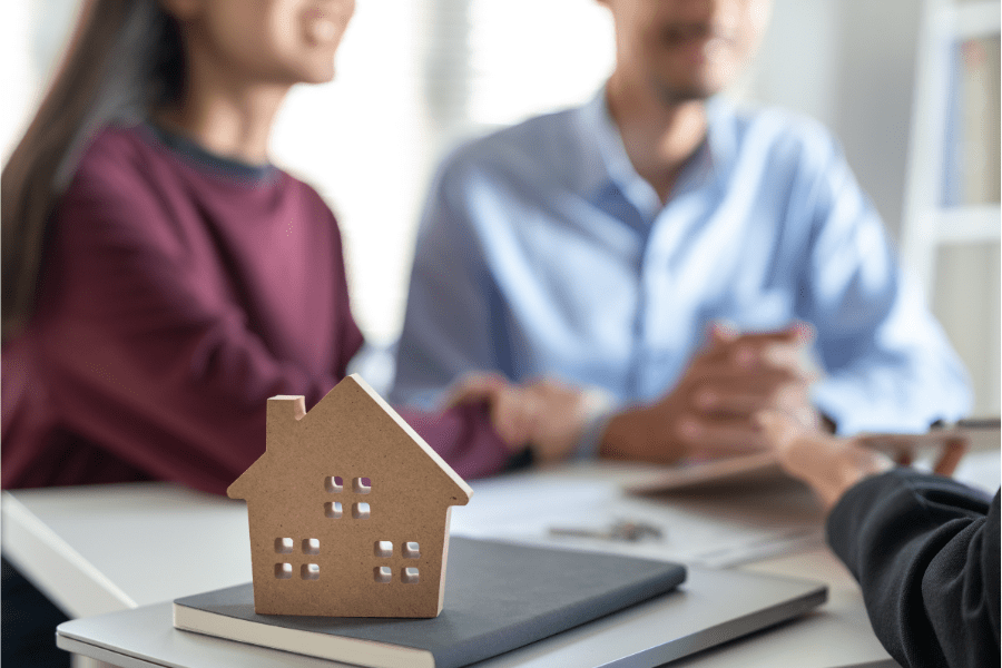 conseil d'un couple par un conseiller immobilier