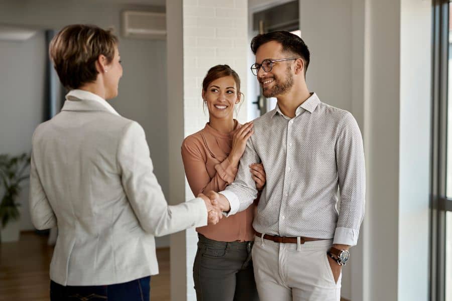 le salaire du mandataire immobilier dépend de son engagement