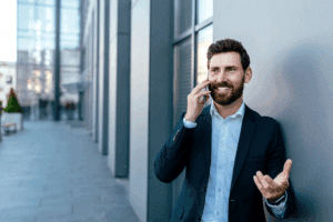 agent immobilier au téléphone
