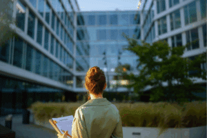 conseillere immobilière devant un batiment