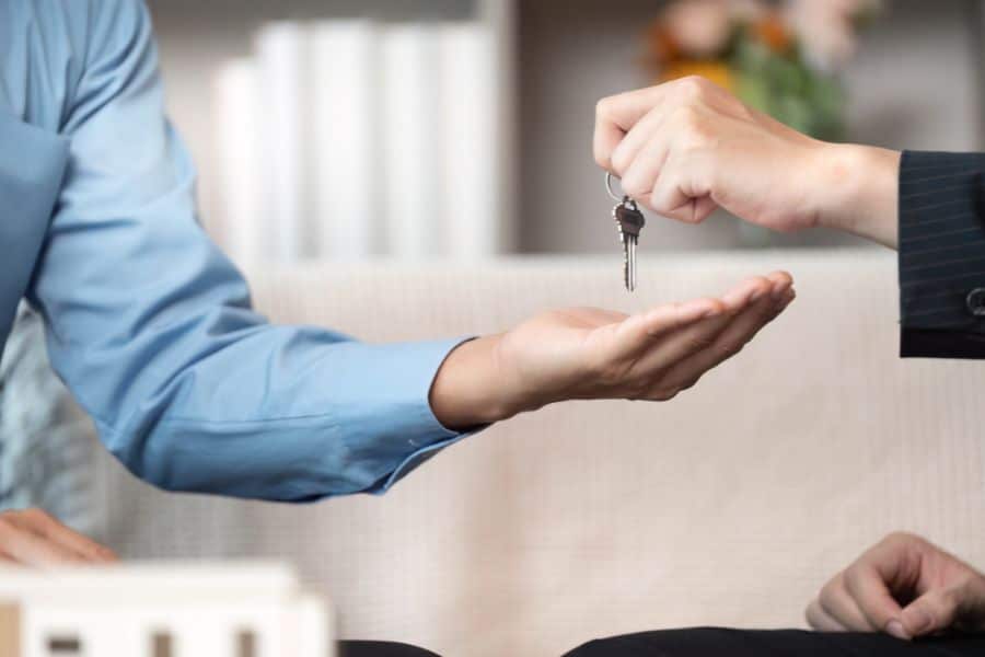 comment l'agent immobilier informe l'acheteur ?