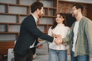 agent immobilier qui vient de signer avec des acheteurs